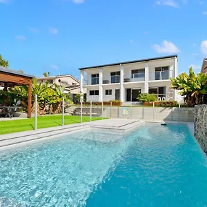 4 Bedroom Fabulous On Canal Holiday home Mooloolaba